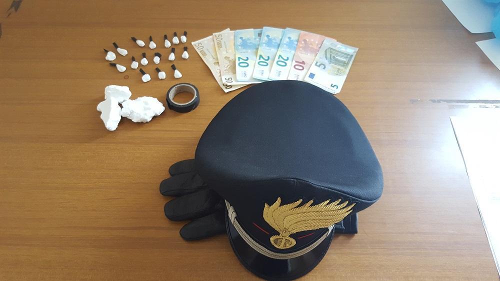Ozieri, cocaina nascosta nel bocchettone dell'auto: commerciante in manette
