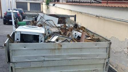 L'autocarro sequestrato con il carico di materiale ferroso