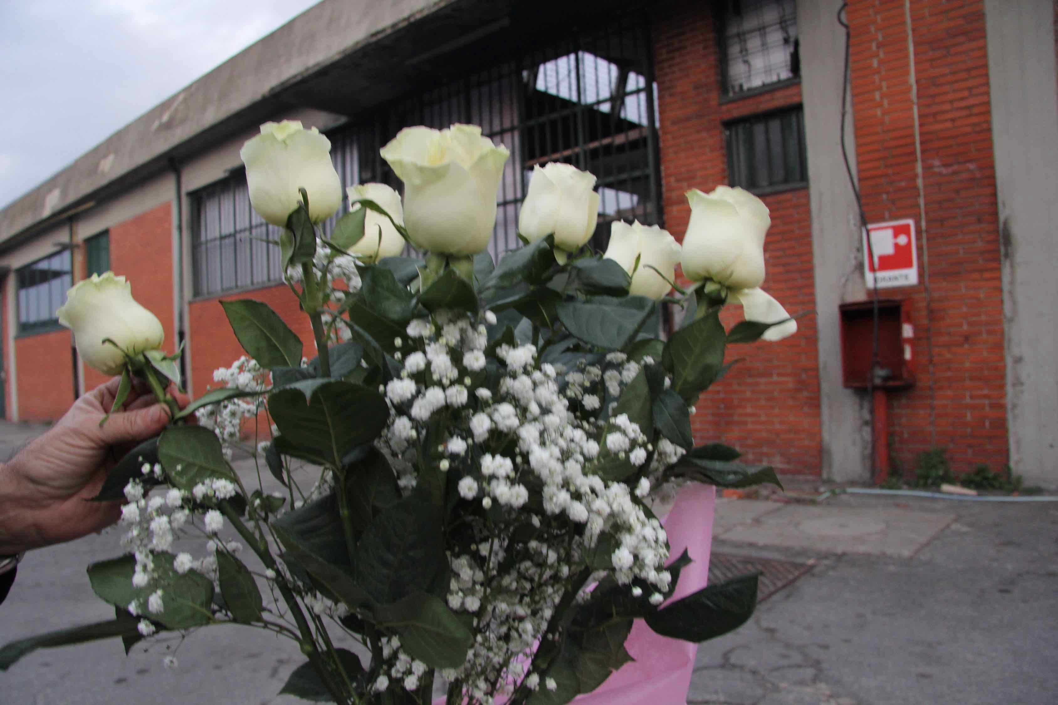 Fiori bianchi davanti al Teresa Moda in via Toscana