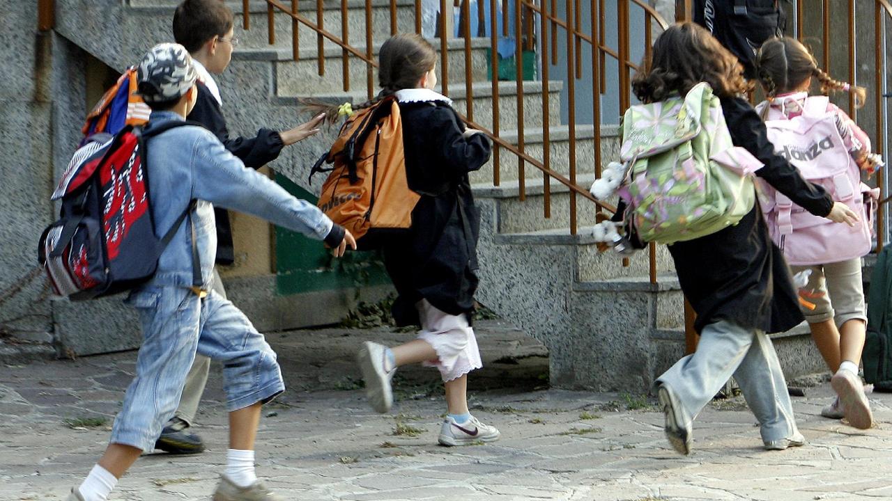 Alunni che entrano a scuola
