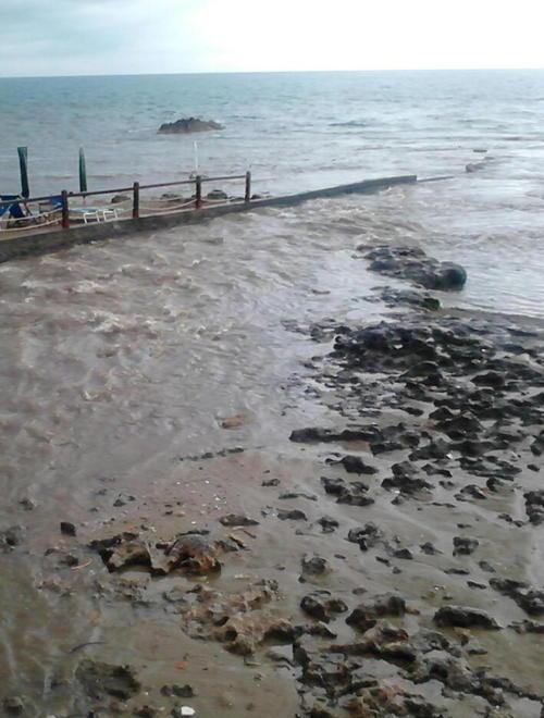 Un passato sversamento sul lungomare di Rosignano