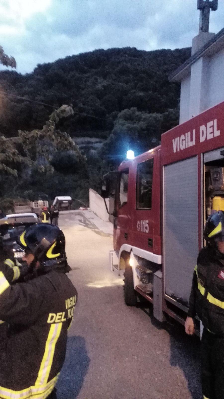 I vigili del fuoco sul luogo dell'incidente