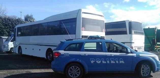 Uno dei bus che dovevano andare a Monteriggioni, controllati dalla polizia stradale 