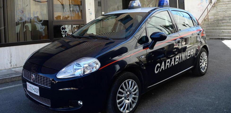 Rapinate in strada da quattro giovani armati di coltelli 