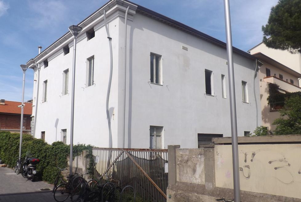 Occupano fondo dismesso davanti ai vigili 