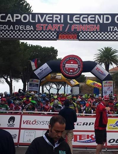 «Picchiata dal ciclista in gara» 