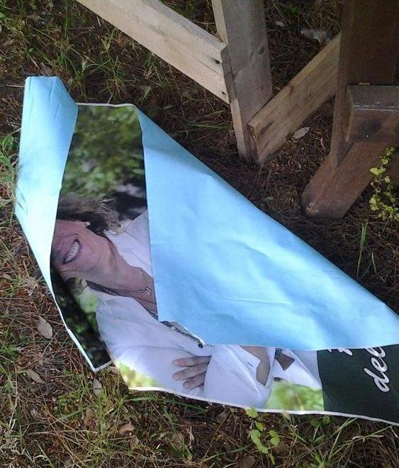 Strappati i manifesti della candidata