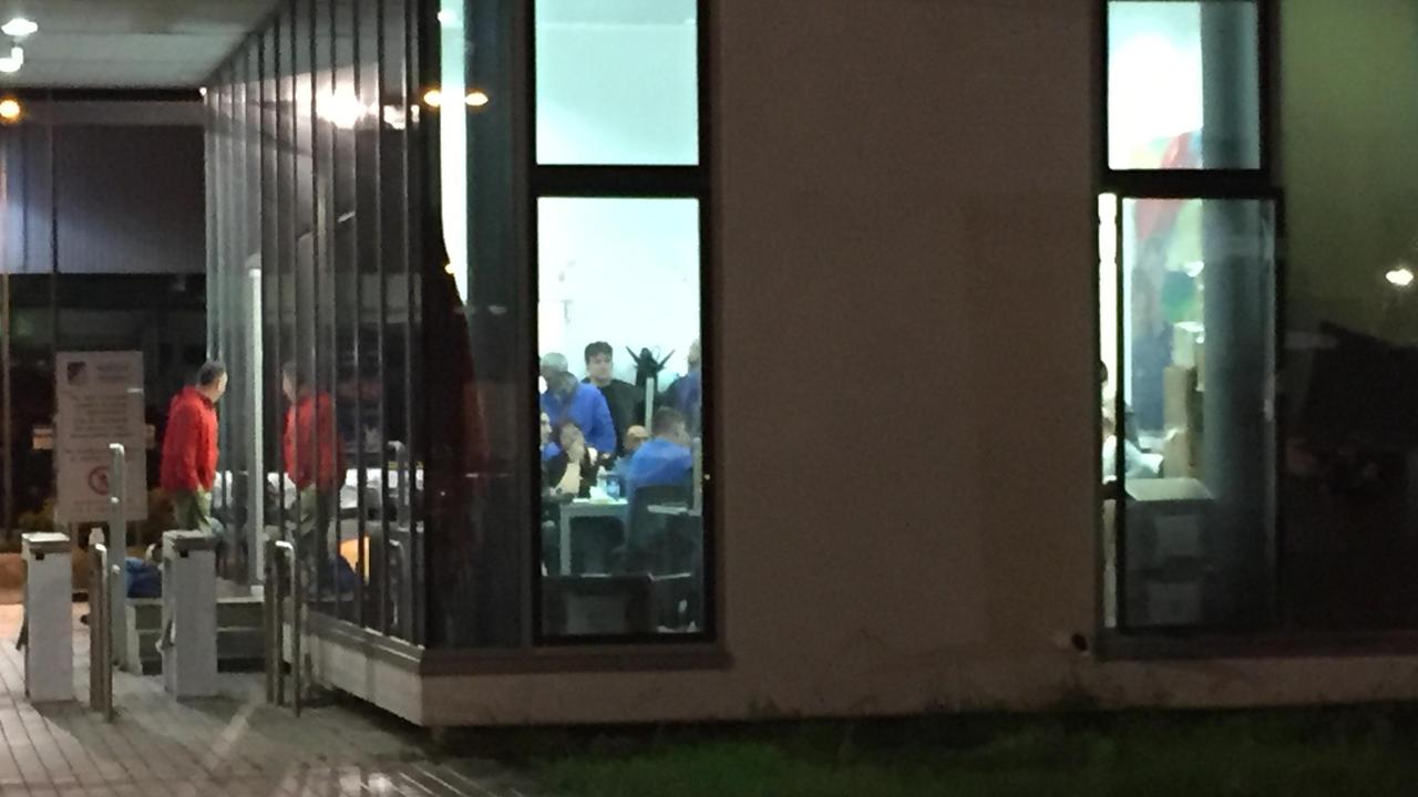 Le operazioni di scrutinio nella palazzina all'ingresso merci della Piaggio