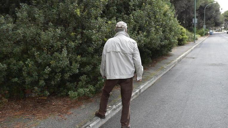 Viale dei Platani: marciapiedi ko
