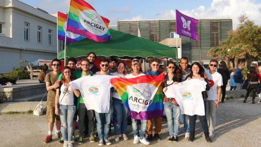Flashmob contro l’omotransfobia