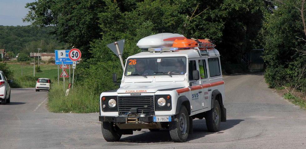 Cade dalla moto da cross nel bosco