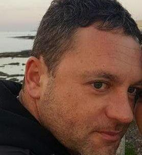 Cade dalla scogliera e muore 