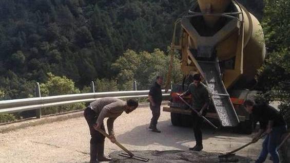 Lavori sulla strada per Maccione