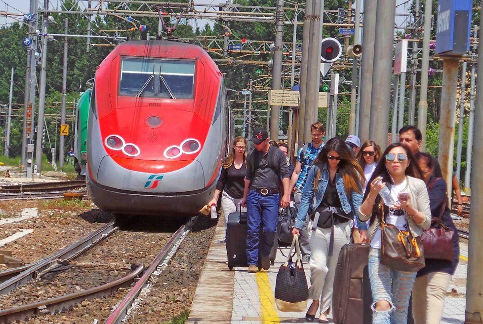 Muore suicida a 25 anni gettandosi sotto il treno 