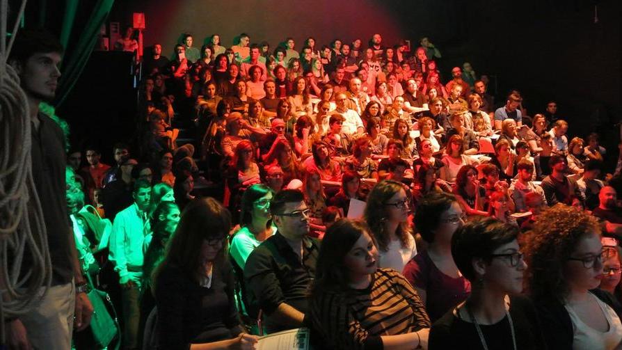 La giornata di Abramo tra caffè e sigarette regalate dai reggiani