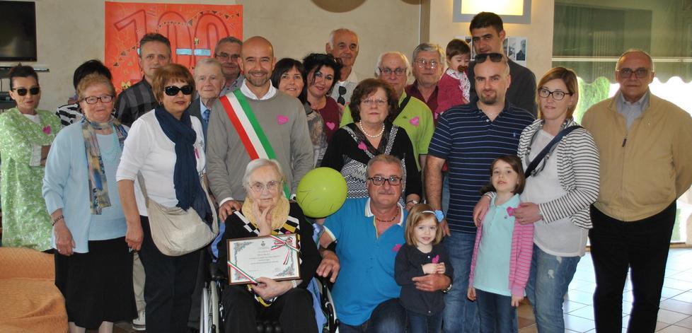 Nonna Maria compie 100 anni e festeggia con tre generazioni