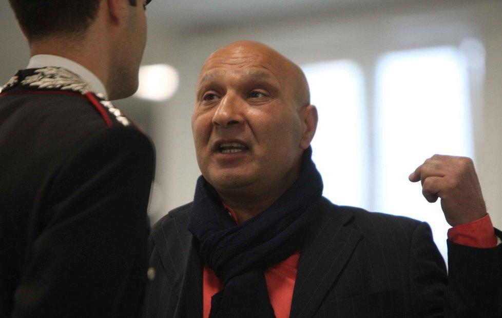 E in paese spunta un altro tazebao di Amato 