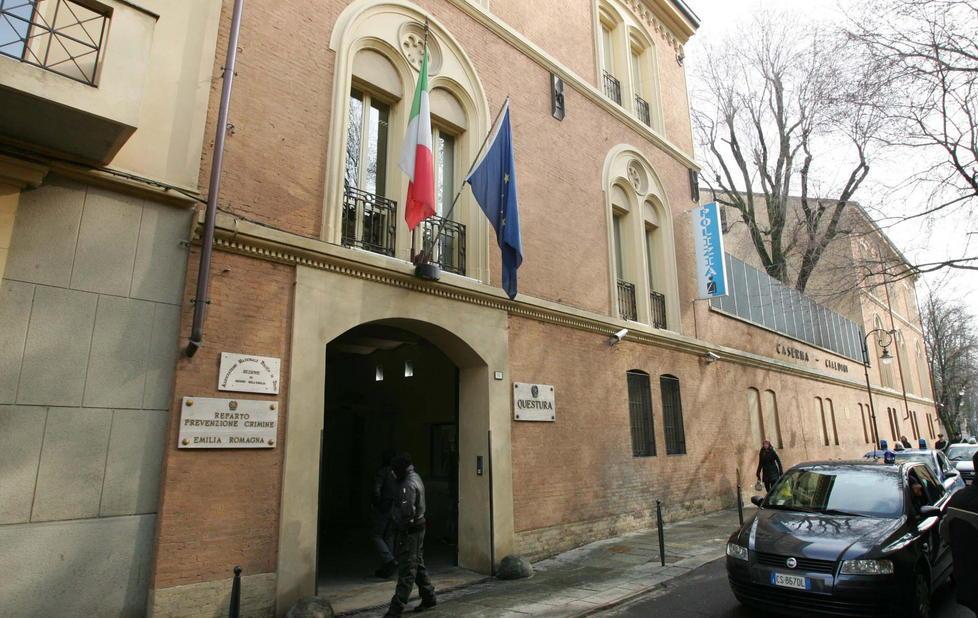 Il questore toglie il fucile a Raffaele Turrà 