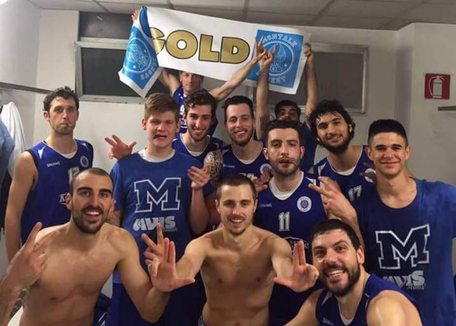 L'esultanza dei giocatori dell'Avis Montale dopo il successo che vale la promozione