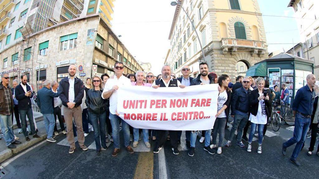 In via Marradi scoppia la protesta dei commercianti, traffico in tilt - Video