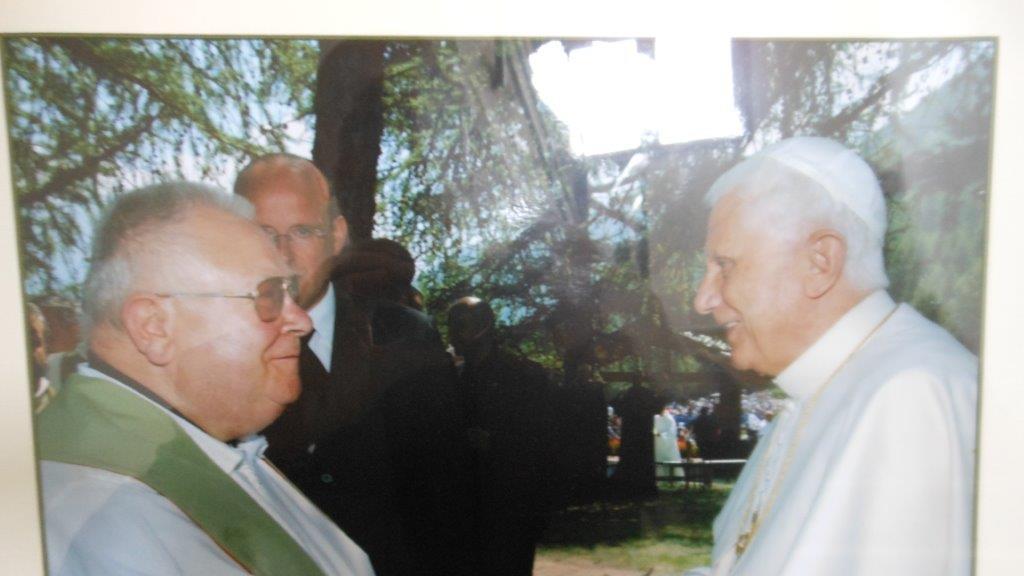 Il canonico Orunesu con Papa Ratzinger 