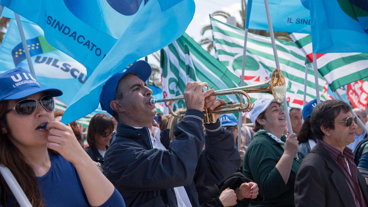 La manifestazione seguito allo sciopero nella scuola (foto Mario Rosas)