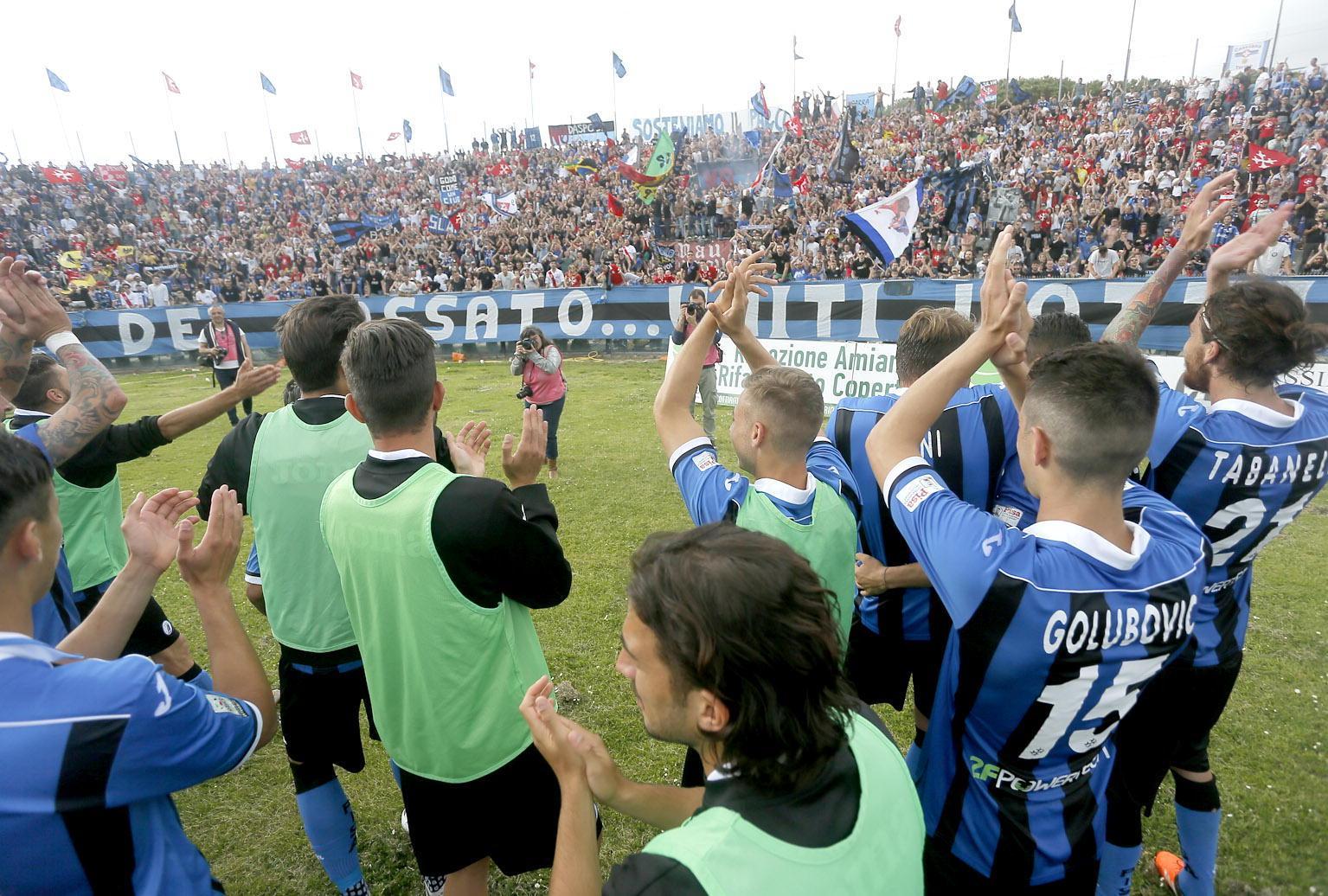 La festa dei giocatori e dei tifosi dopo il successo sulla Maceratese