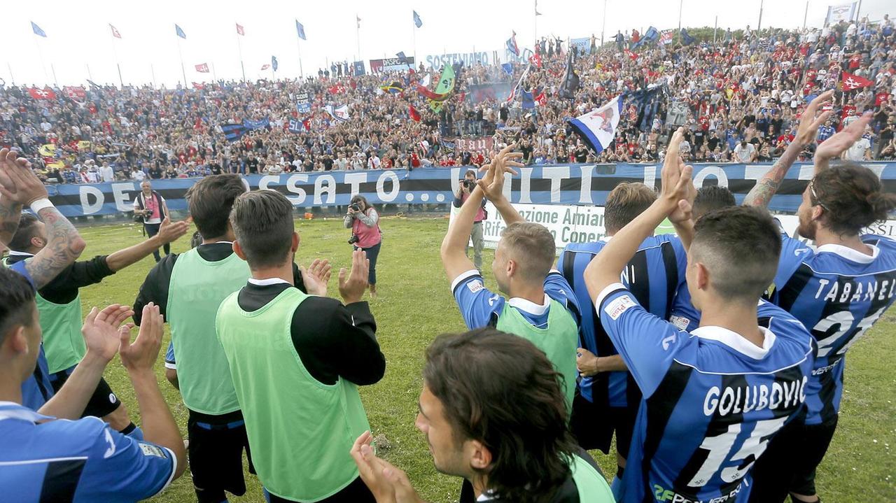 La festa dei giocatori e dei tifosi dopo il successo sulla Maceratese