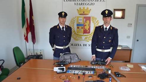 La polizia con il materiale sequestrato