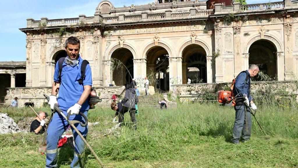 I lavori nel giardino delle terme del Corallo il 30 aprile scorso (Marzi Pentafoto)