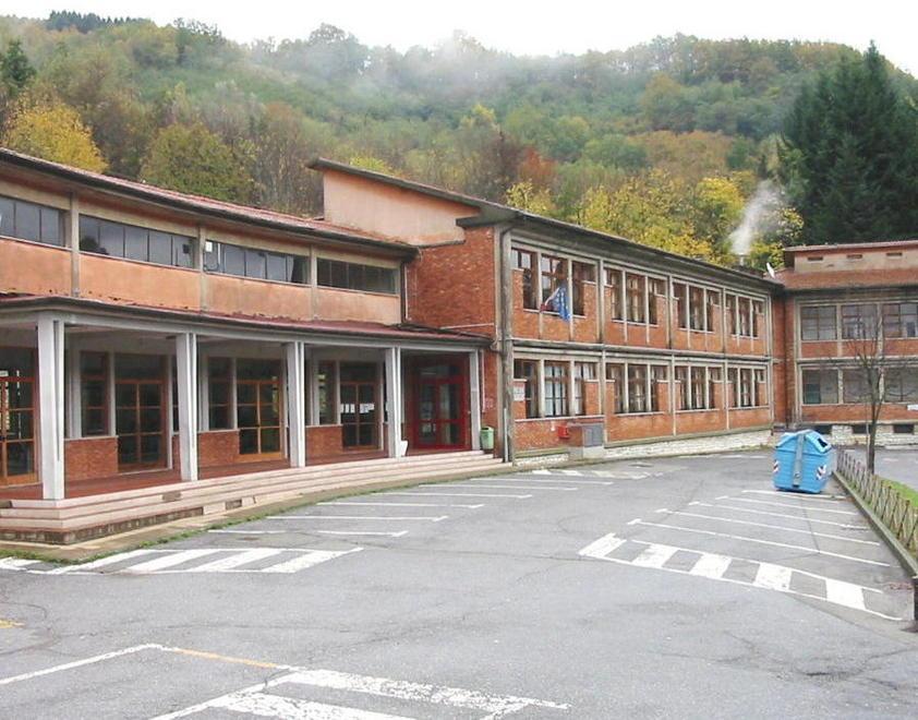 Infiltrazioni dal tetto classi trasferite alla media