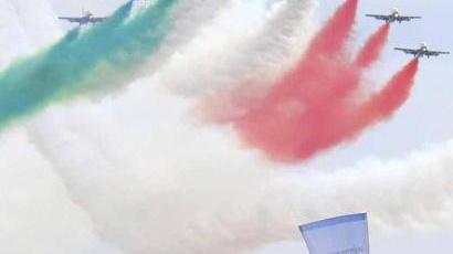 In attesa delle Frecce Tricolori in cielo volano le polemiche