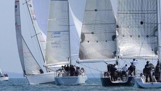 Il fascino della regata in notturna