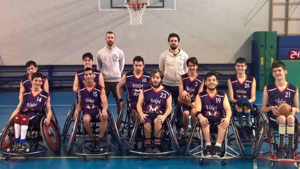 In campo per la grande sfida tutti seduti su sedie a rotelle