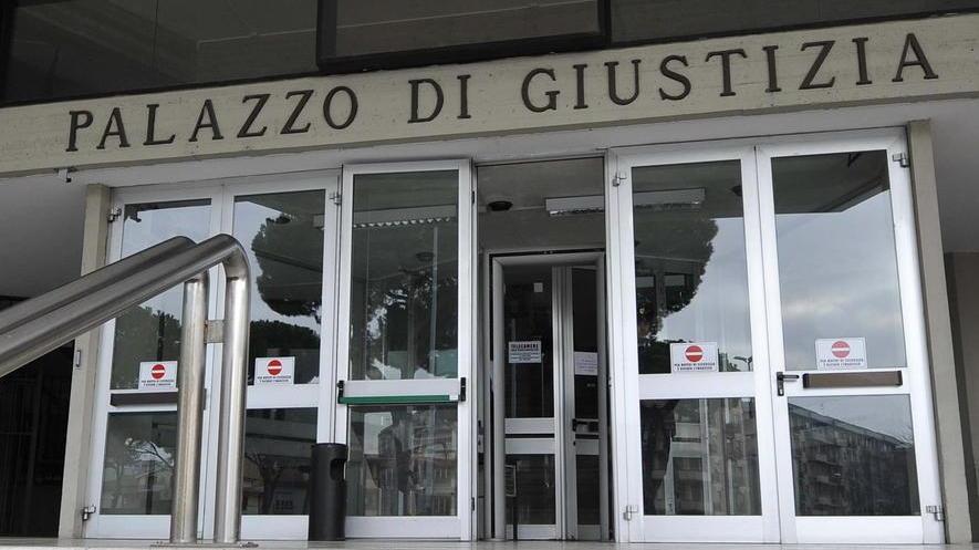 Fugge in stato interessante con oltre 1.200 euro rubati
