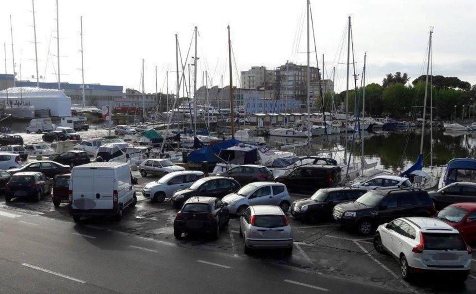 Più controlli dei vigili sulle soste in Darsena 