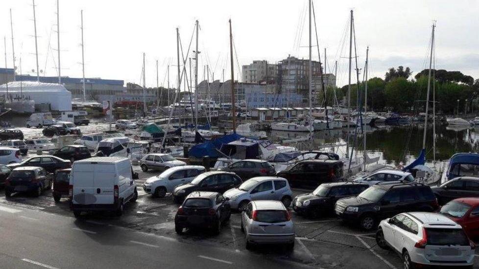 Più controlli dei vigili sulle soste in Darsena