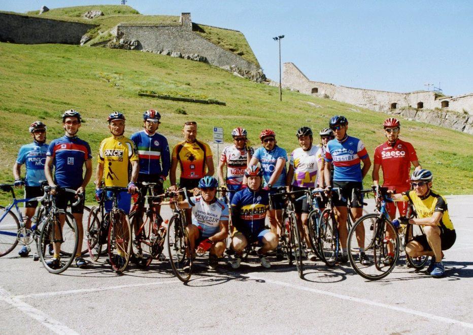 Una pattuglia di reggiani in bici sulle tracce del Giro d’Italia