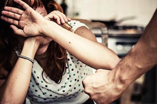Violenze all’ex moglie, finisce in carcere 