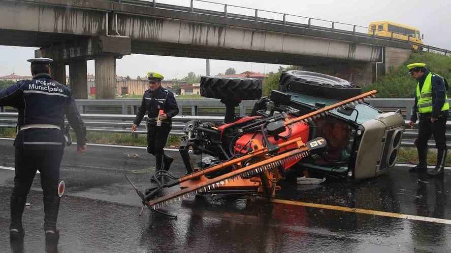 Auto contro un trattore