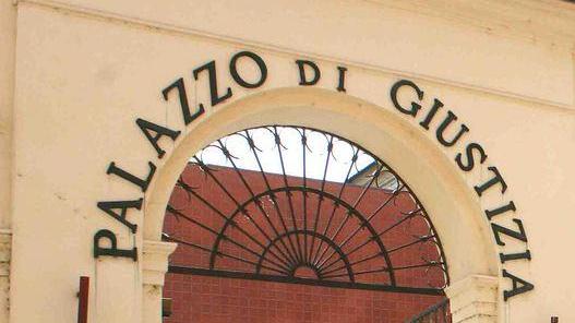 Affronta il rivale per difendere la ex, condanna minima