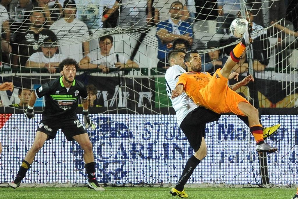 La spettacolare rovesciata di Marco Sau che permette al Cagliari di vincere il campionato