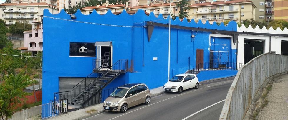 Una facciata azzurra all’ingresso della città. Proteste a Mughina 