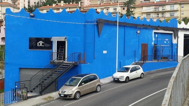 Una facciata azzurra all’ingresso della città. Proteste a Mughina