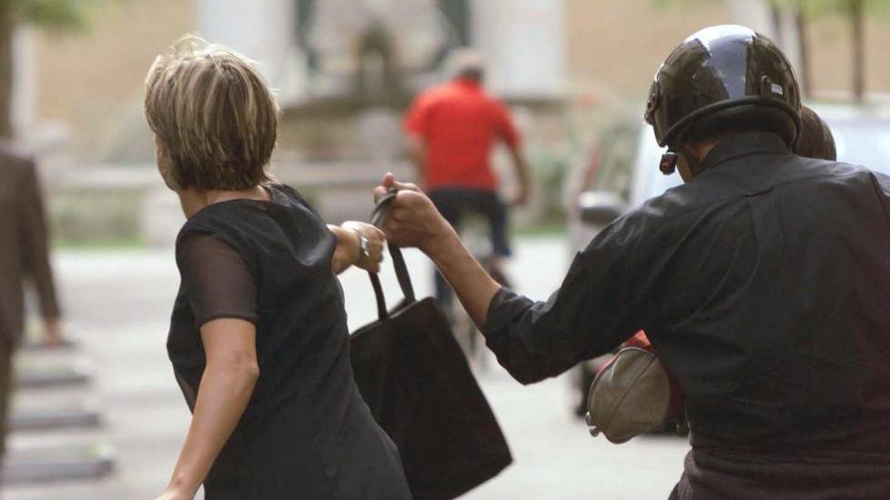 Ferrara, ruba la borsetta dal cestino “blindato”