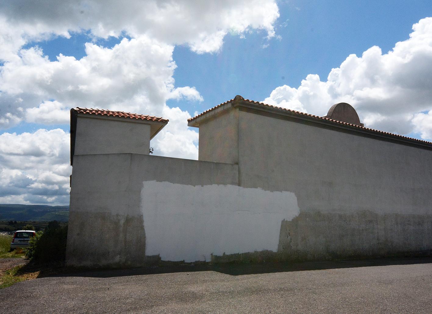 La scritta cancellata sul muro del cimitero di Ghilarza