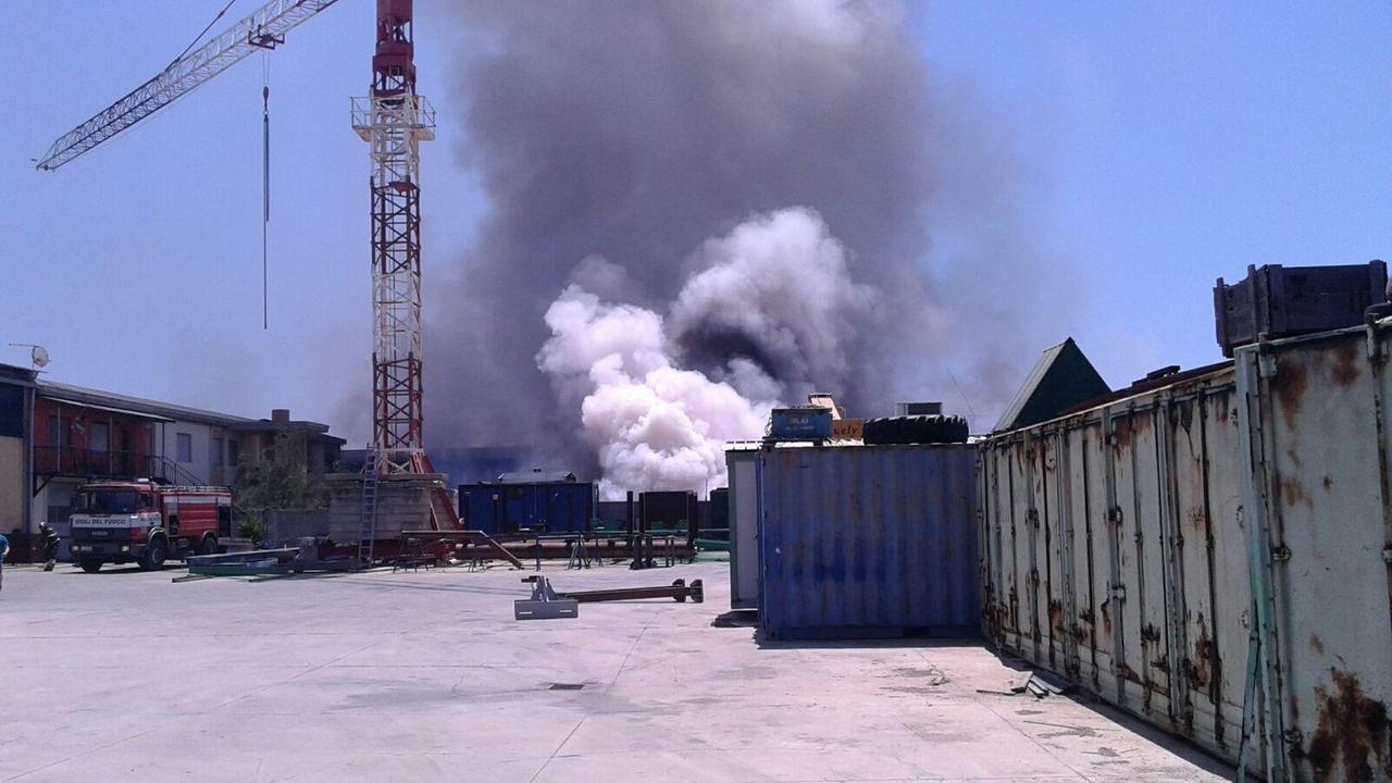 L'incendio nel capannone industriale (foto Pili/Rosas)