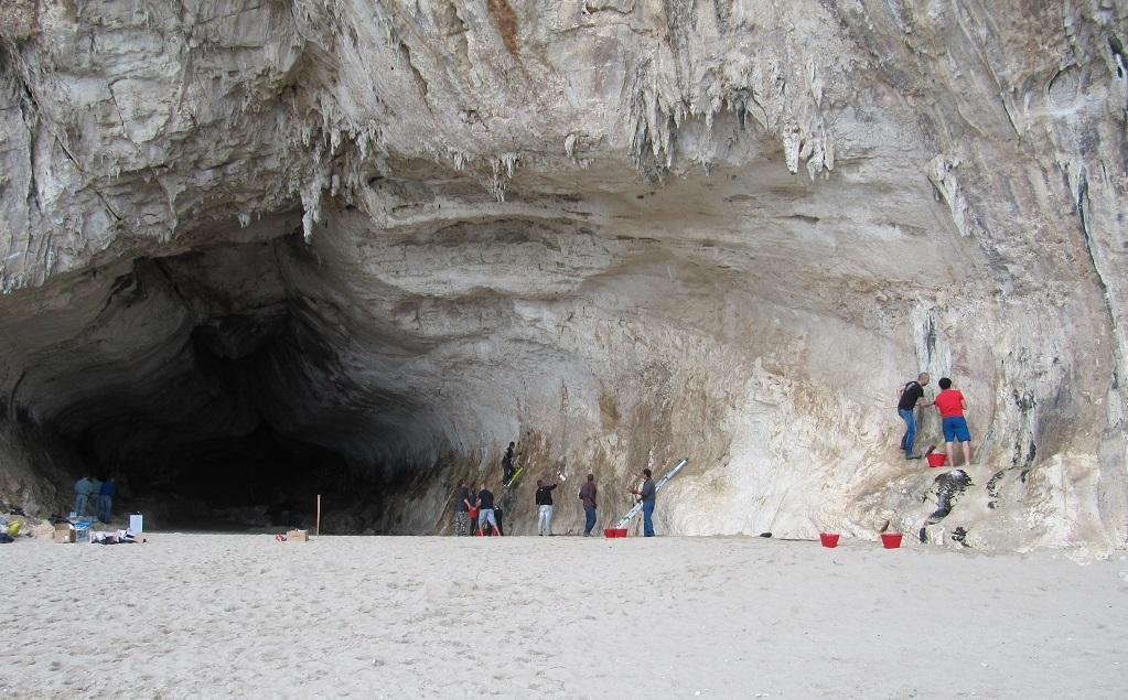 I volontari ripuliscono le grotte di Cala Luna
