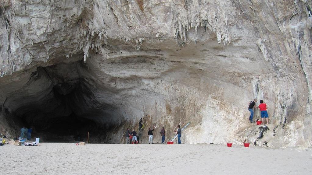 I volontari ripuliscono le grotte di Cala Luna