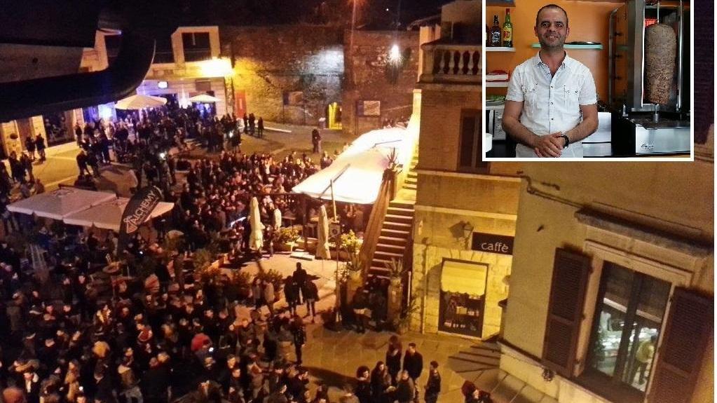 La movida in piazza del Sale e Fuad, il titolare dell'attività di kebab